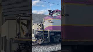 MBTA GP40MC 1124 arrives in Concord with a hornshow!