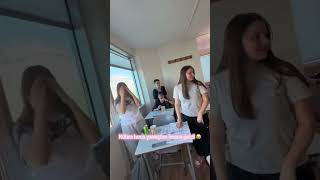 Tesettürlü İkizini Derse Soktu, Öğrencilere Epik Şaka Yaptı