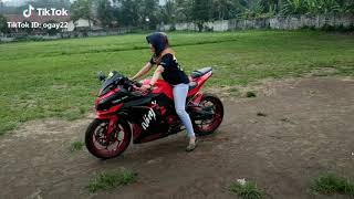 Cewe cantik lagi belajar naik motor ninja