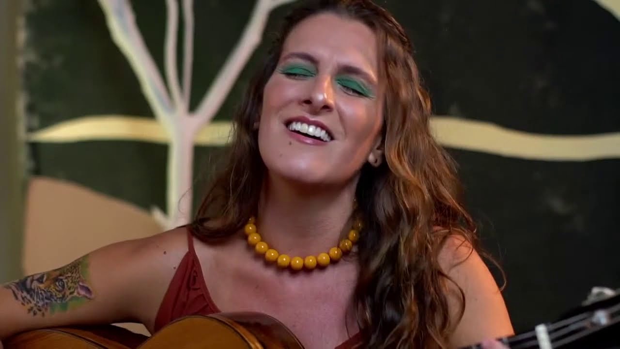 Iara Ferreira em "Se essa terra fosse minha" (ao vivo).