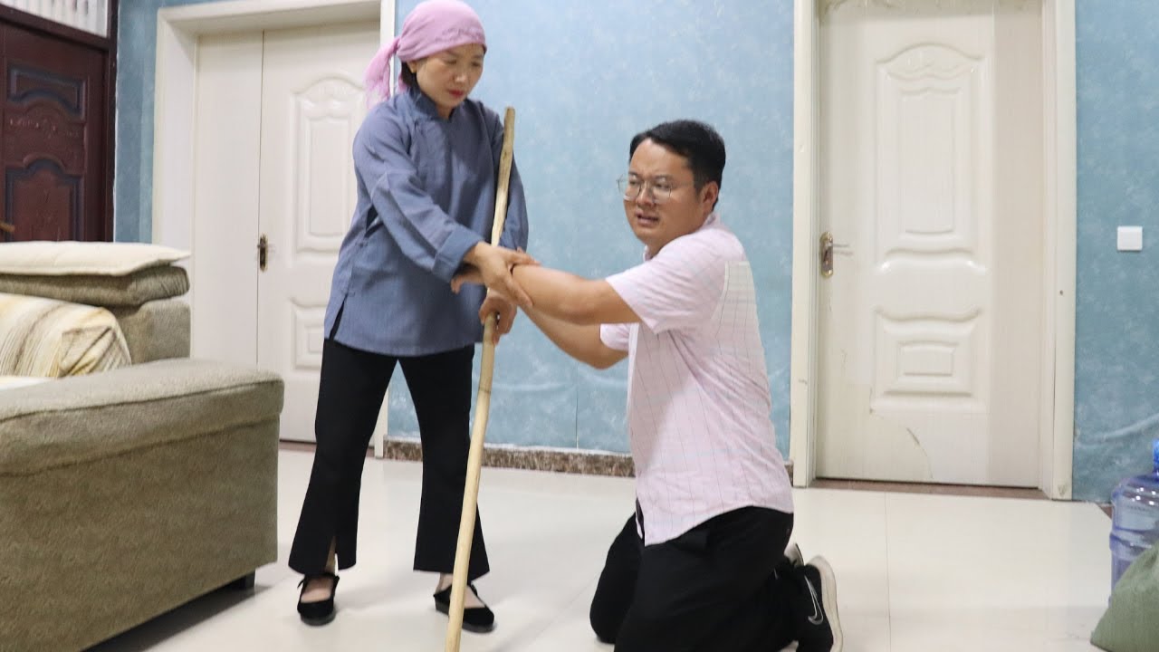 养子外出打工5年未归，年迈母亲在家靠捡破烂生活，结局感人【小白导演】 - YouTube