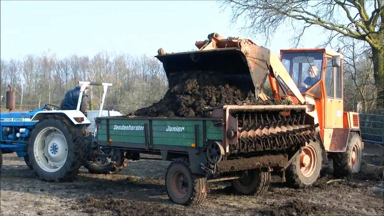 Gecomposteerde paardenmest uitrijden - 12 maart 2016