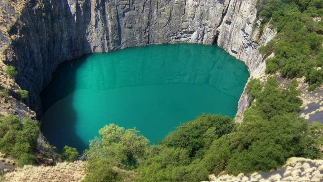 Тремя крупнейшими озерами. Кимберлитовая трубка «большая дыра» ЮАР. Кимберли ЮАР. Озера ЮАР. Сибайи озеро в ЮАР фото.