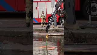 Thumbnail for Brandweer haalt mini-auto onder luid applaus uit Lijnbaansgracht