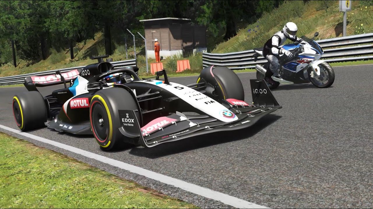 BMW S1000 RR vs F1 BMW Race Cars at Nordschleife - YouTube