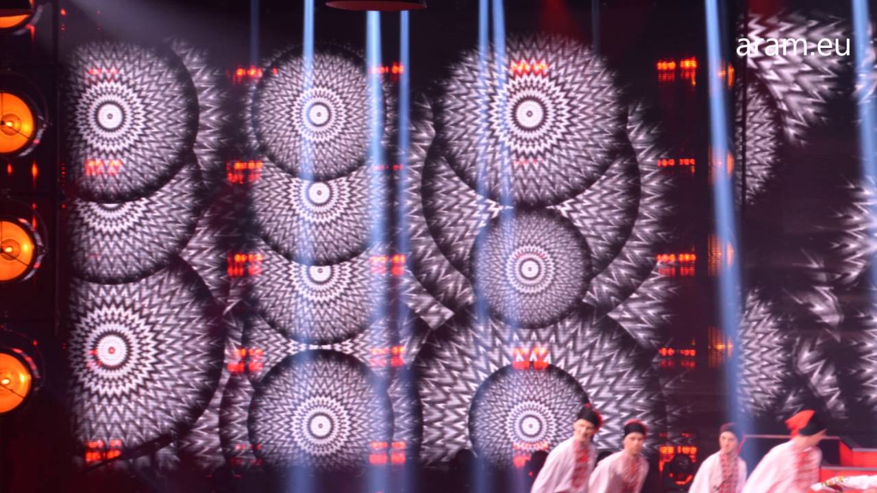 PROLIGHTS AiR6PiX behind transparent led curtain - aram.eu