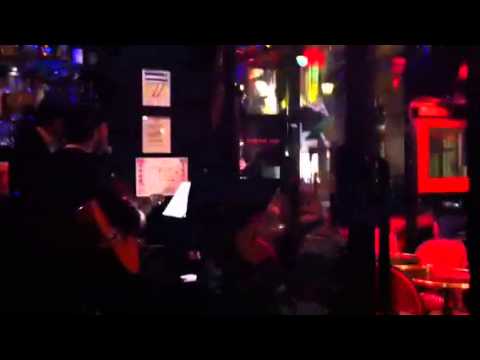 Destino PARÍS: Cena con espéctaculo simple nemlendirici