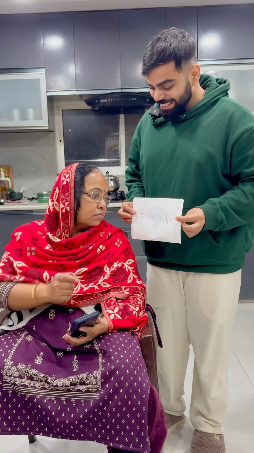 Mummy gaurav k saath esa q karti hai #shorts #youtubeshorts #gauravaroravlogs