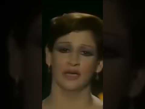 بحب وردة وهي بتقول خليني أنسي اللي بيا