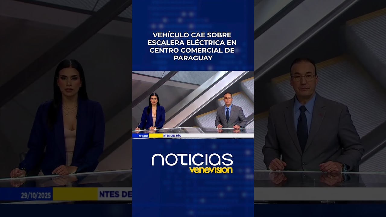 Impactante caída: carro invade escalera eléctrica en centro comercial