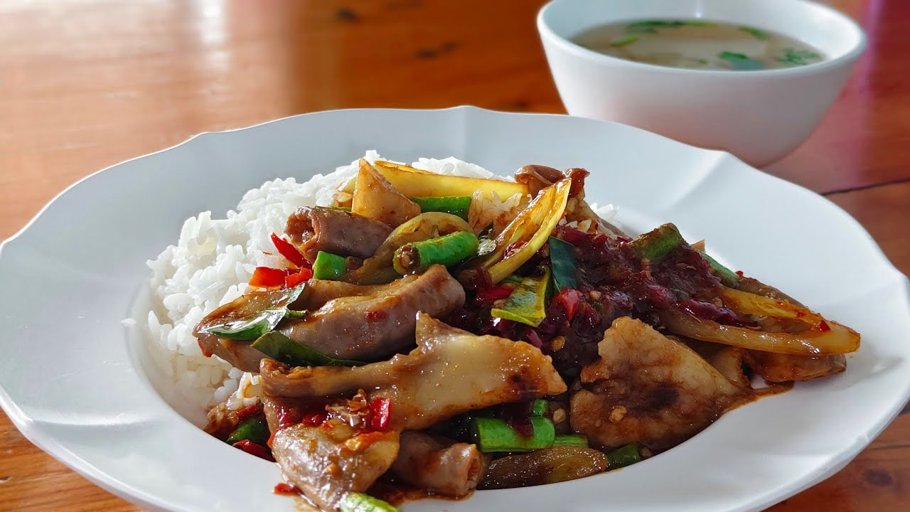 กินผัดพริกแกงใส้อ่อนรสเด็ด!! ร้านเชฟปูกันครับ ร้านนี้ต้องมาลองกันให้ได้เลยเชียว