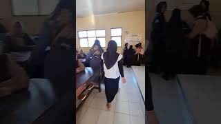Ambil rapor absen terakhir ruangan sudah sepi