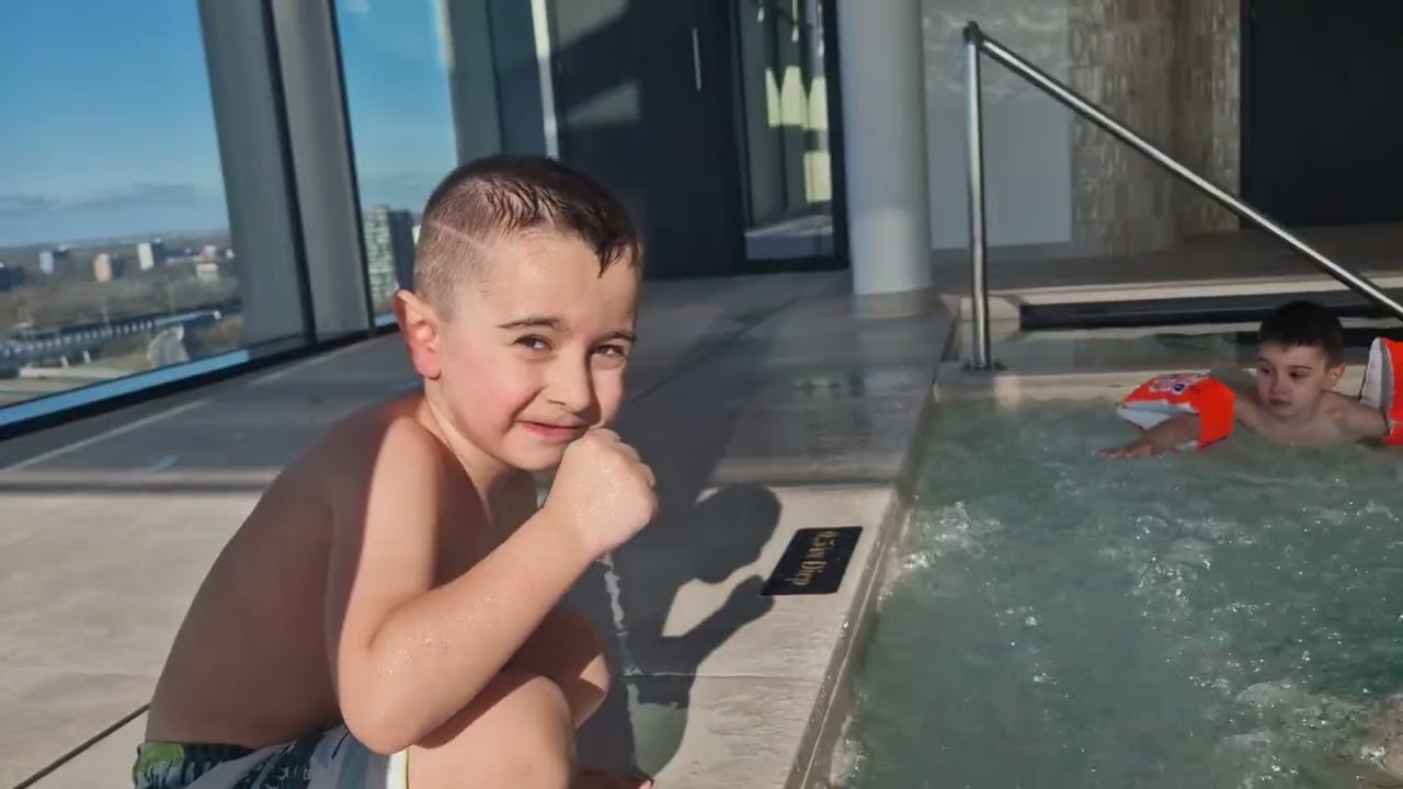 Sahin ve Ozer tatilde havuzda oynuyolar