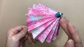 開いたり閉じたりできる折り紙の番傘