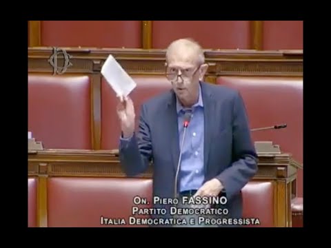 FASSINO SVENTOLA LA BUSTA PAGA IN AULA: "4.718€ NON È STIPENDIO D'ORO"