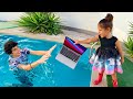 Amira jette le pc a sami dans la piscine