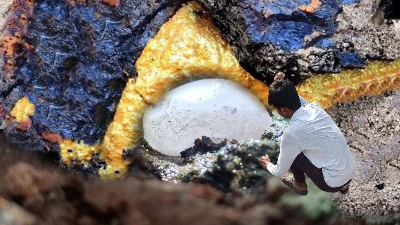 After days of heavy rain,deeply embedded in the rock.agate Diamond ...