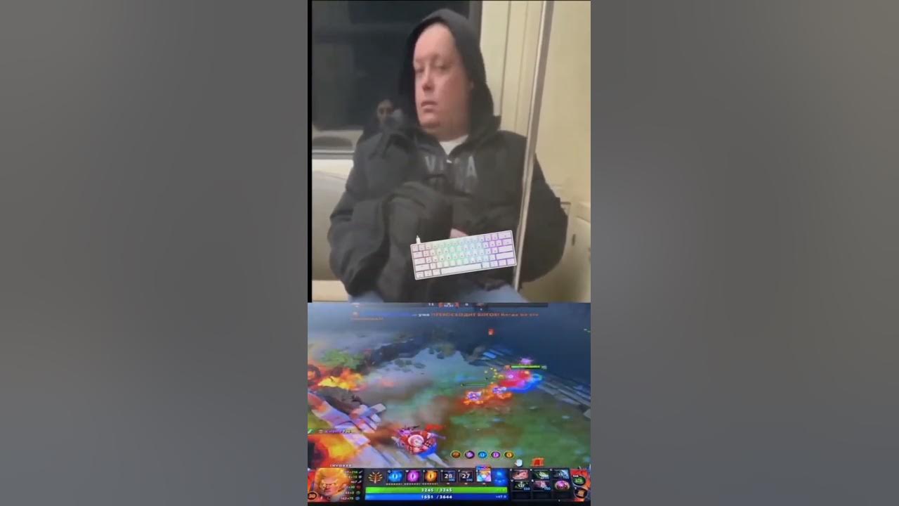 Три девушки в метро мем