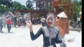 ខ្មែរក្រោមលេងបាញ់ទឹកលាបម្សៅក្នុងវិធីបុណ្យចូលឆ្នាំខ្មែរ