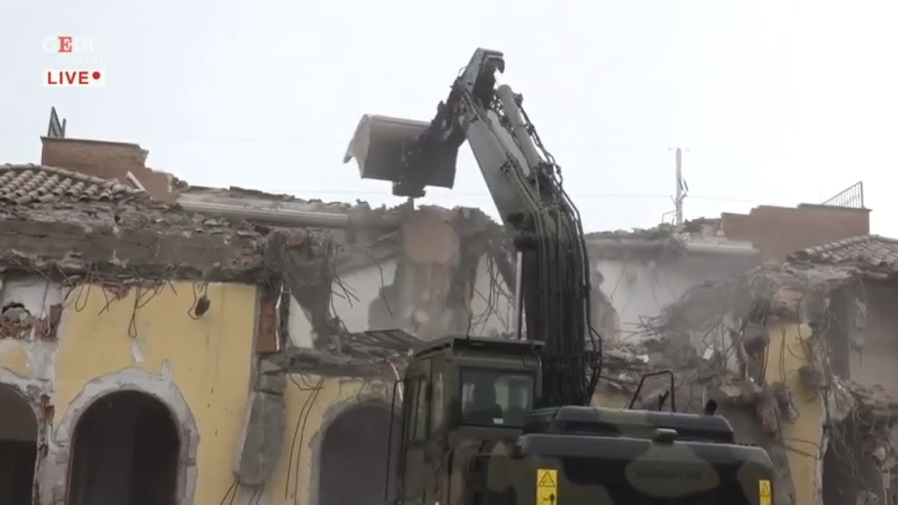 Casamonica, Zingaretti e Salvini alla demolizione di una villa abusiva