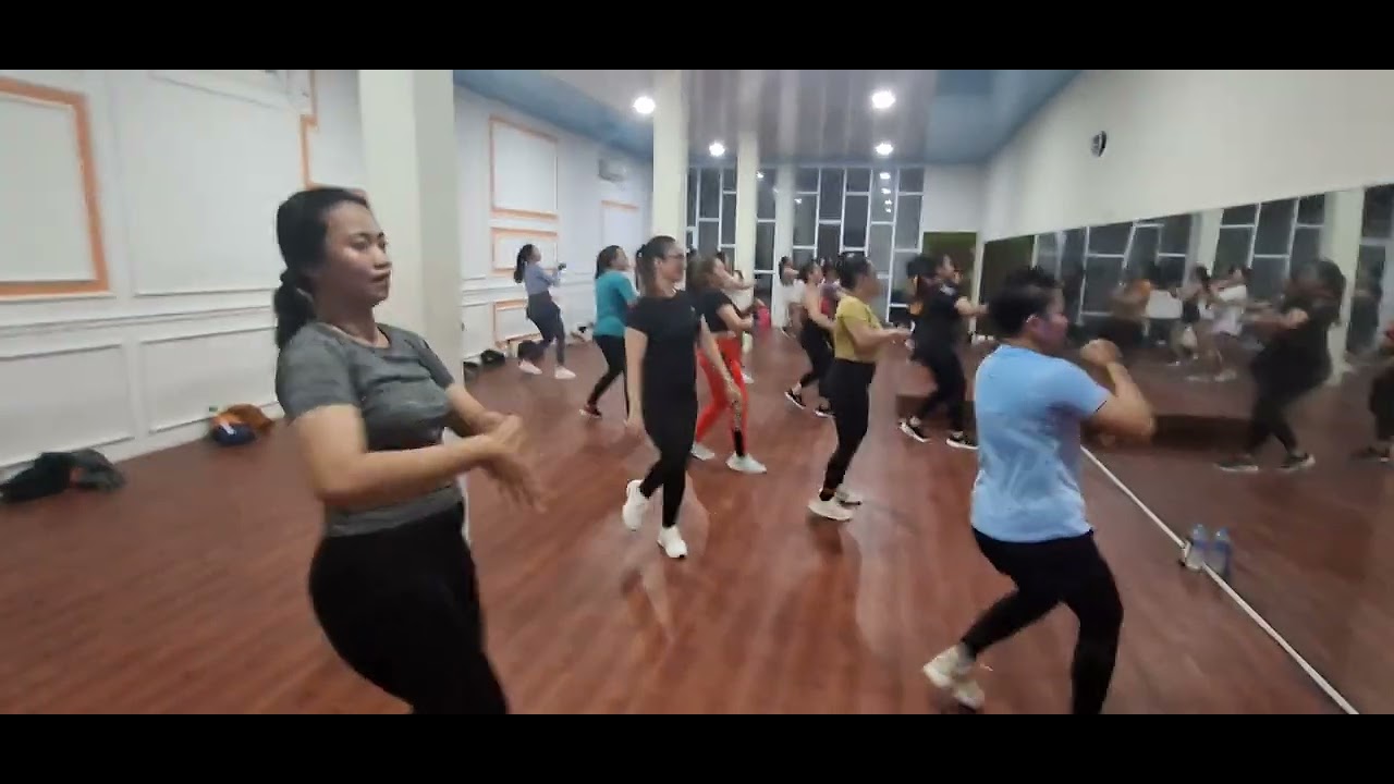 aerobic class with Yas - YouTube