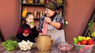 Büyükanne Sebze Karışımı Ile Nefis Bir Yemek Pişiriyor Ev Yapımı Fındıklı Kek Rahatlatıcı Köy