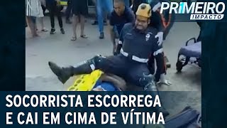 Socorrista escorrega durante atendimento e cai em cima de vítima | Primeiro Impacto (22/05/23)