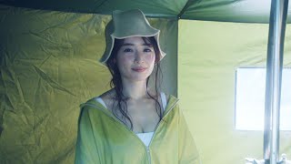 泉里香、斎藤工とテントサウナで汗をかく　キュートなガウン＆ハット姿も　Indeed新テレビCM「アウトドア」シリーズ公開