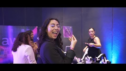 Robot Artista con IA para Eventos | Caso de Éxito: AWS Generative AI Roadshow con SketchBots de AiON