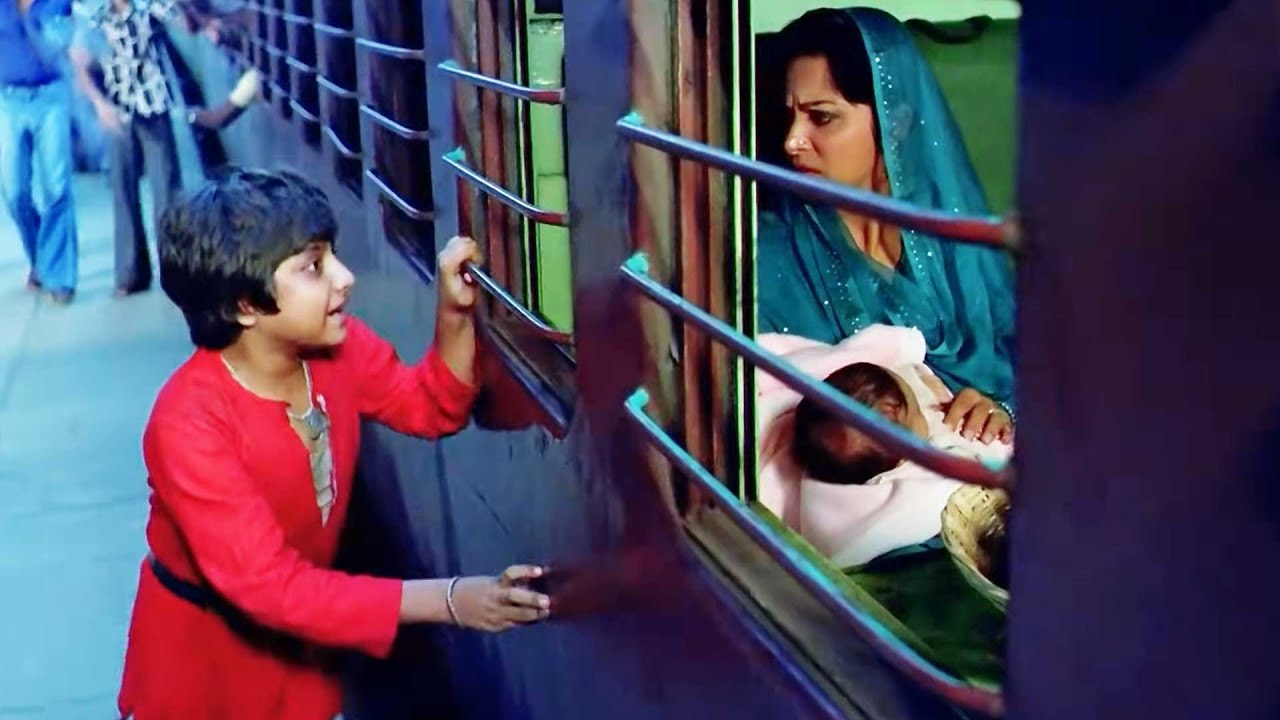 चलती ट्रेन में मिली खोयी हुयी माँ पर बच्चे को किया अनदेखा : दर्द भरा सीन | Hindi Movie | Coolie