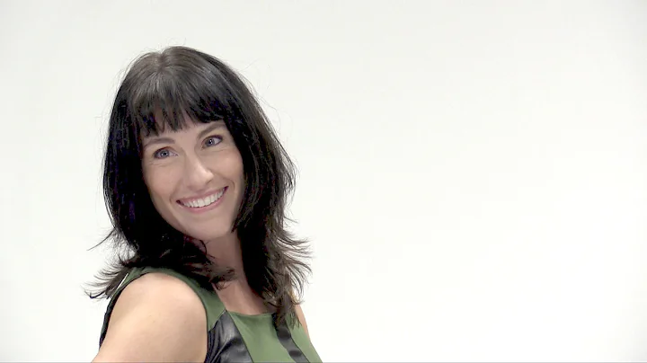 Fashion Flash: Sara Dobie Bauer visits, shows her ...