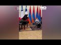 Macron singt Aznavour-Hit, Armeniens Premier Pashinyan begleitet am Schlagzeug