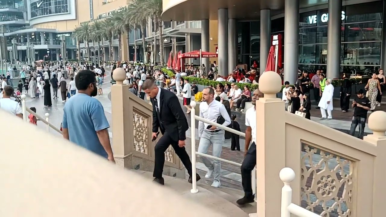 ساحة النافورة الراقصة في دبي مول المطلة على _برج_خليفة