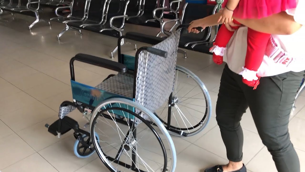 Vlog Beli  Kursi  Roda Baru Buat Kakak Shinta di temani 