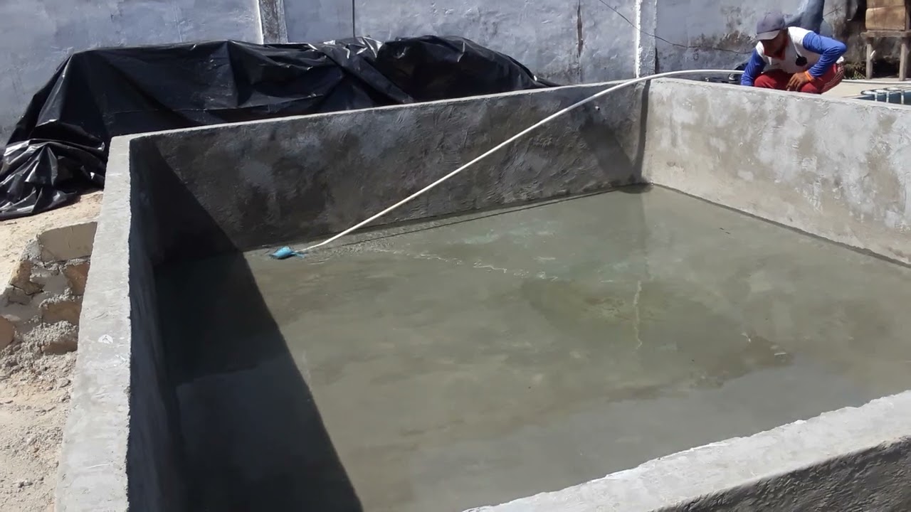 Proses pengisian air kolam beton