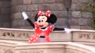 パンチラ 強風でスカートを煽られるも瞬時にプロとしての対応を見せるミニーさん キレありすぎる ディズニーランド ディズニーシー Youtube