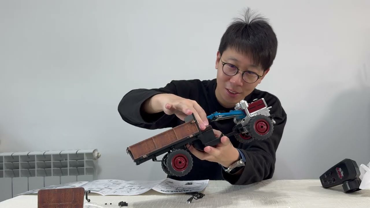 Распаковка трактора JJRC C8836 в масштабе 1/12 с подсветкой, дымом и звуком.