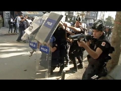 فيديو: كيف تدخل شرطة مكافحة الشغب