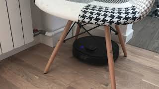 Робот-пылесос заблудился между ножками стула