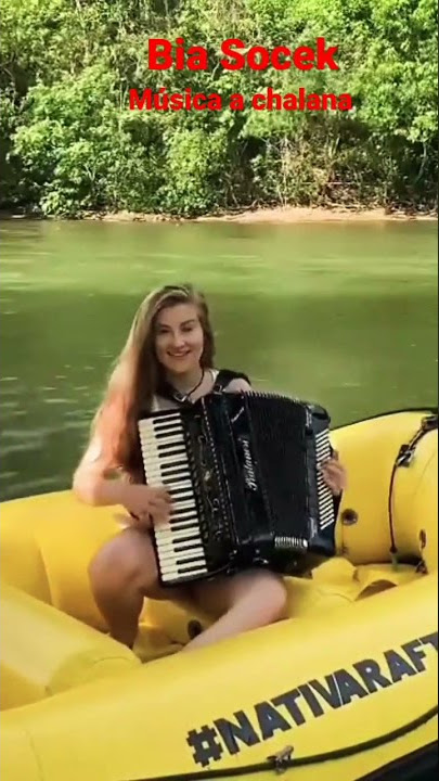 Bia Socek tocando a música a chalana