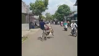 Video Lucu Viral !!! Tukang Becak Ugal Ugalan DiJalan Story' WA