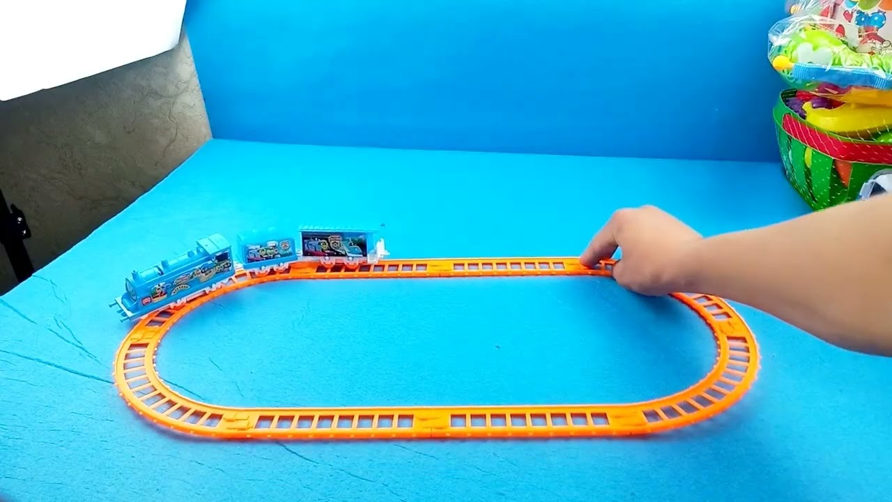 7 minutes Asmr unboxing toys The train is moving and accelerating.