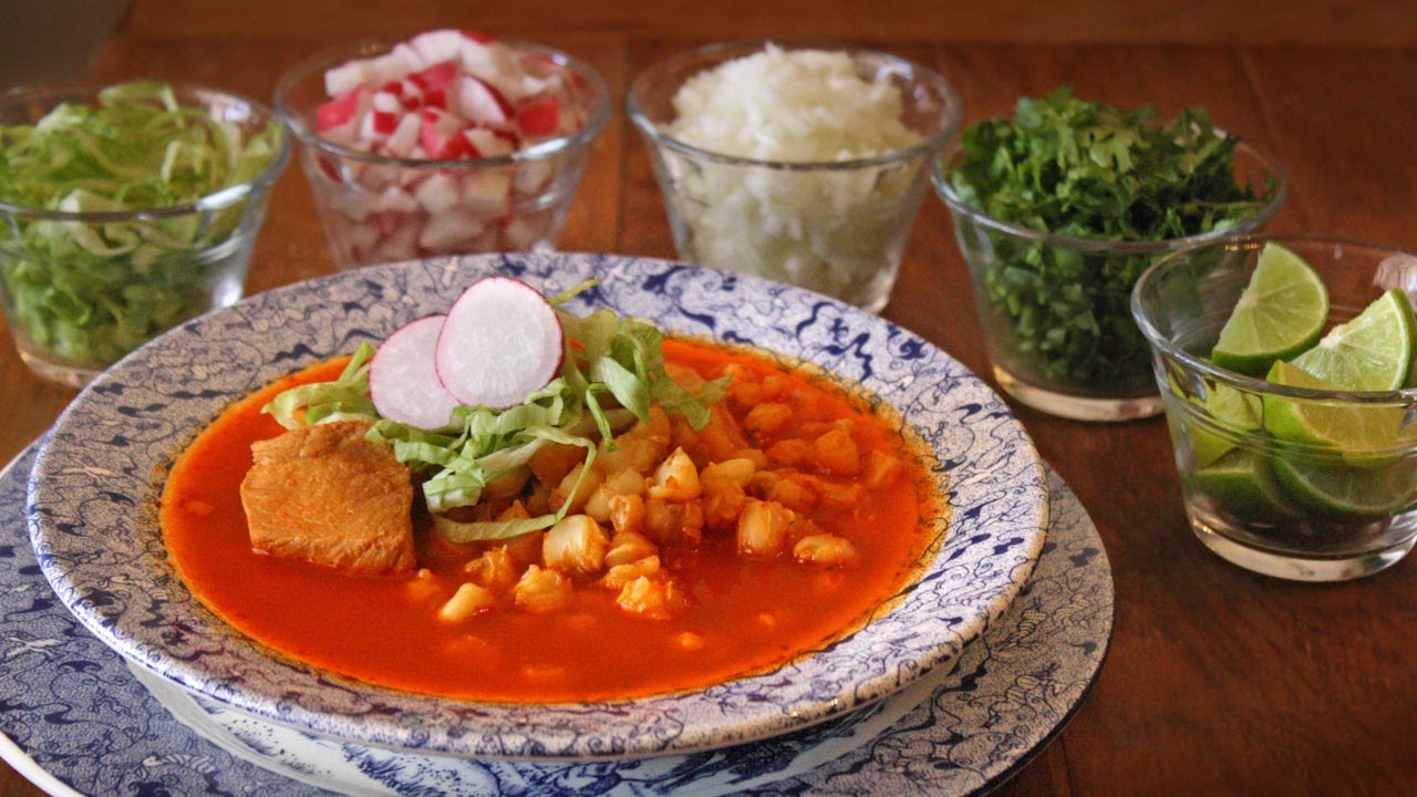 Pozole rojo con puerco y pollo - YouTube