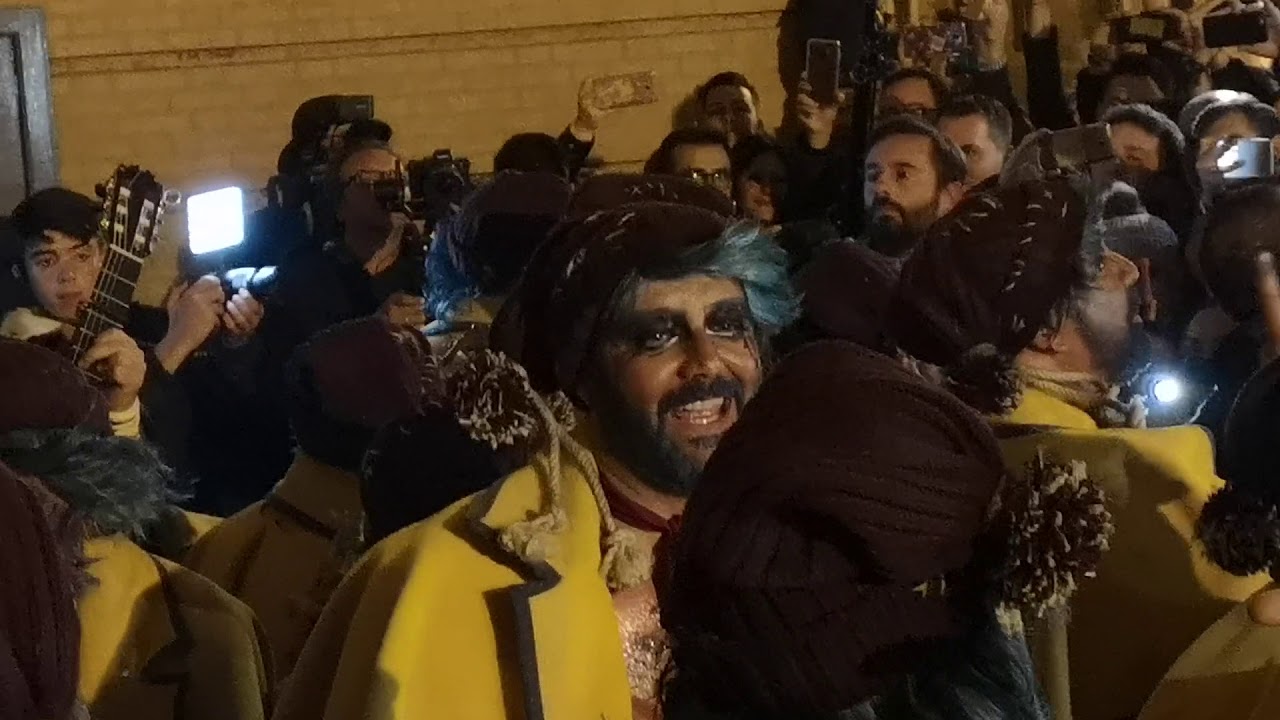 Comparsa Los Luceros. Última cuarteta popurrí en las puertas del Falla