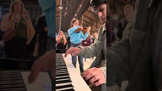 Piano Gare du Nord une violoniste arrive et choque toute une gare