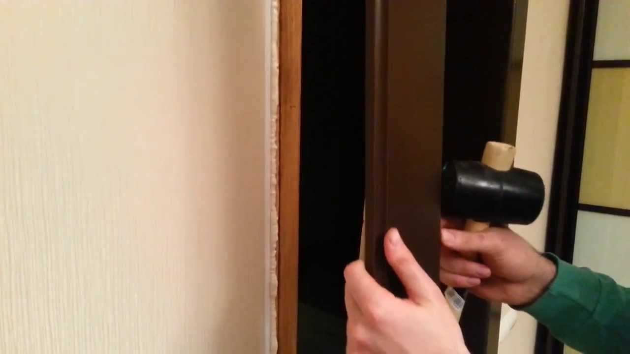 Как самостоятельно установить наличник на межкомнатную дверь по видео