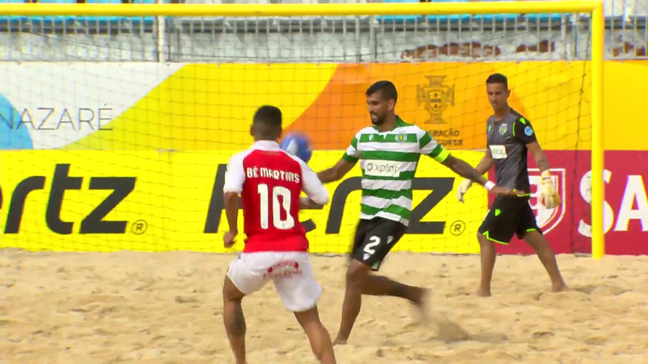 VÍDEO: fez de um canto um lance de futebol de praia e marcouum