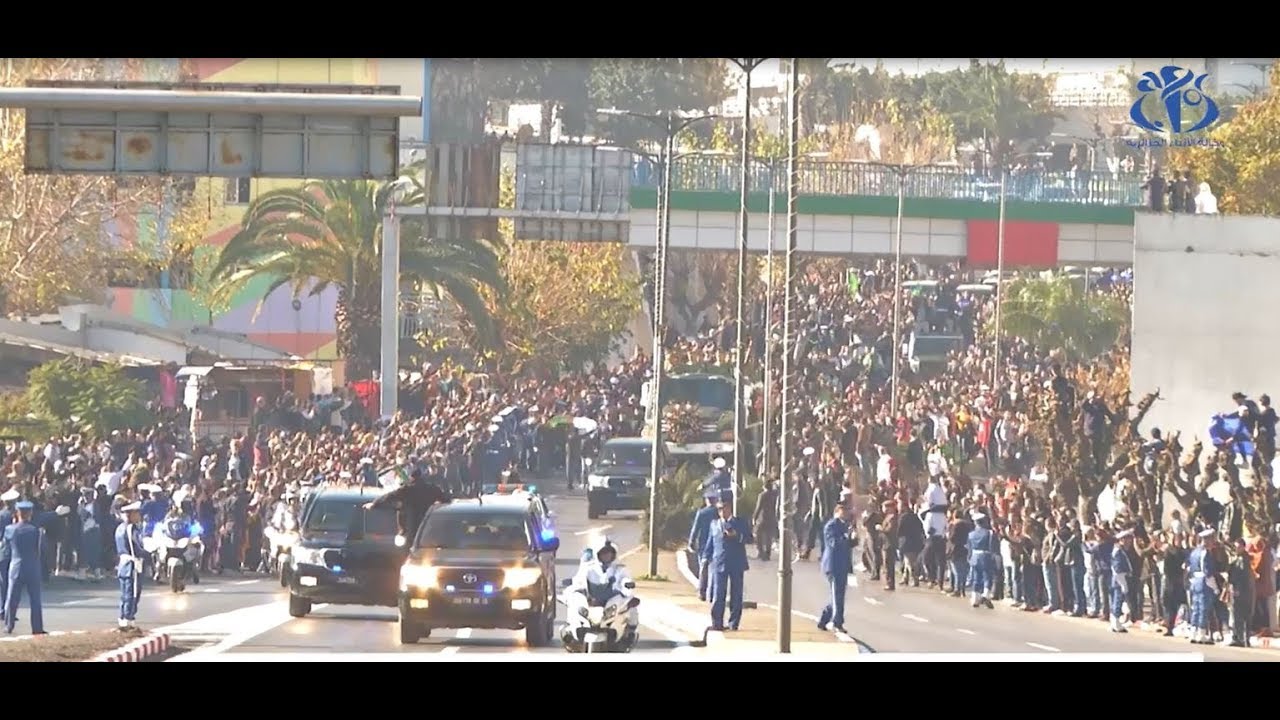 لحظة مرور جثمان الفقيد أحمد قايد صالح بساحة أول ماي