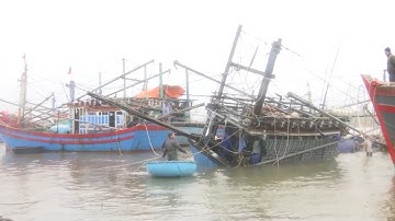 Tin Tức 24h: Tàu cá đang neo đậu bị lốc đánh chìm ở Quảng Trị