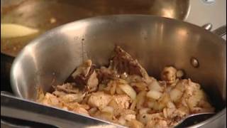 Тушеная в сметане курица с грибами и луком. Тушеная в сметане курица с грибами и луком.